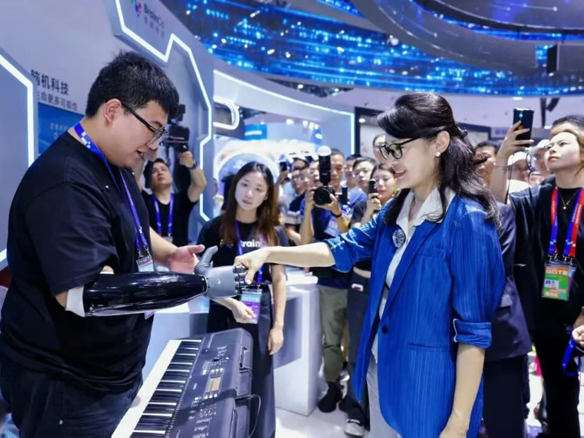 腦機(jī)科技產(chǎn)品展區(qū)